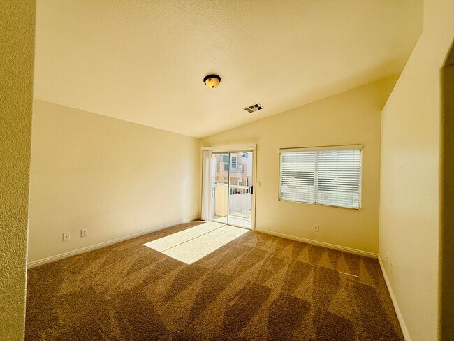 Building Photo - Great Spacious 3 bedroom Townhome Availabl...