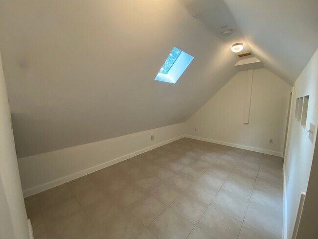 Building Photo - Cute and Cozy 1/1