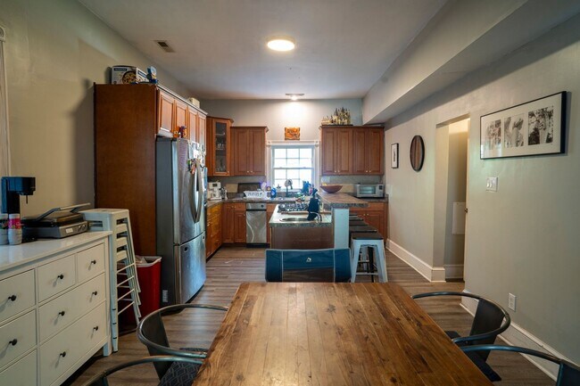 Building Photo - 4-5 Bedroom Single Family Home Located in the Fan/Richmond VA