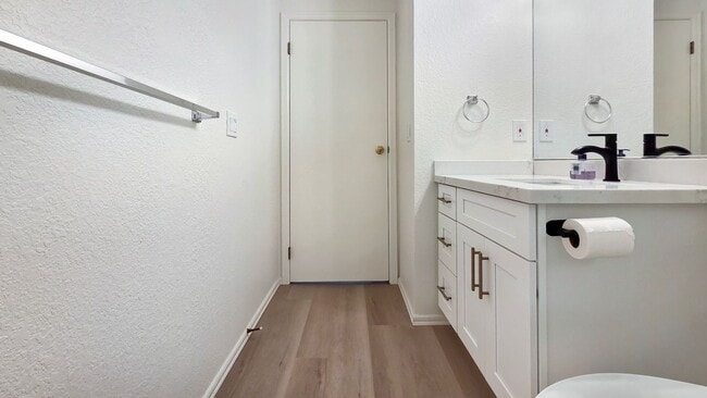 Building Photo - Top-Floor Corner End-Unit with Great Light