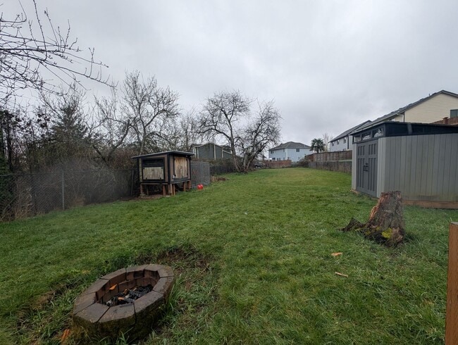 Building Photo - Refreshed 3 Bedroom in Tacoma - HUGE Fenced Yard & Outdoor Space. Available Now!