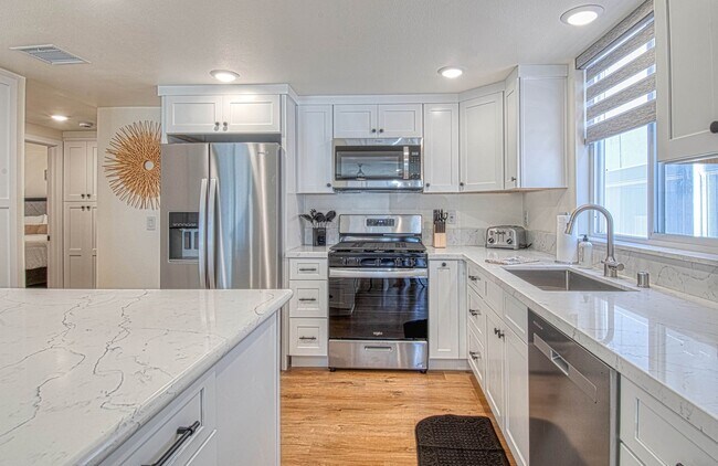 Building Photo - 5008 Seashore Dr