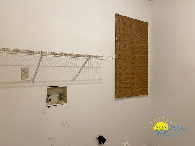 Building Photo - Great 2 Bedroom Townhouse Close to Both Bases