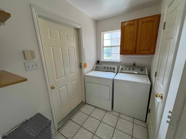 Building Photo - 116 River Knoll