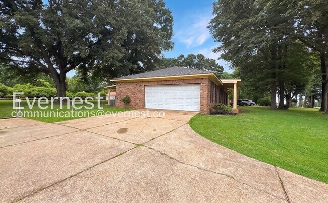Building Photo - Welcome to a 3-Bed/2-Bath Charming Home with Fenced Yard/Available Now!