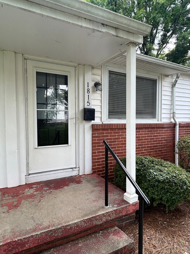 Building Photo - Cozy 2 bedroom/1 bath condo in the heart o...