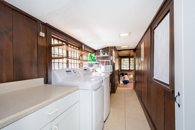 Building Photo - 19 Hobart Ln