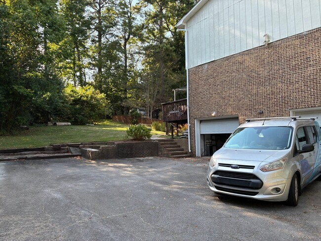 Building Photo - 824 Linbard Ln