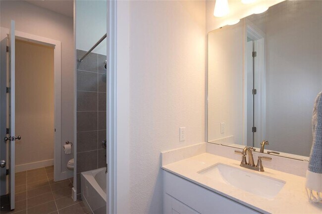 Building Photo - 404 Panzano Dr