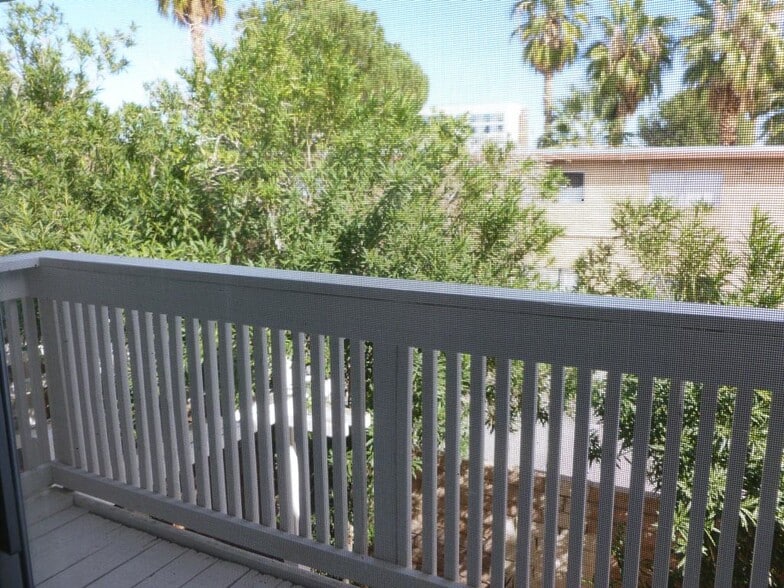 Building Photo - 700 Fernwood Ln