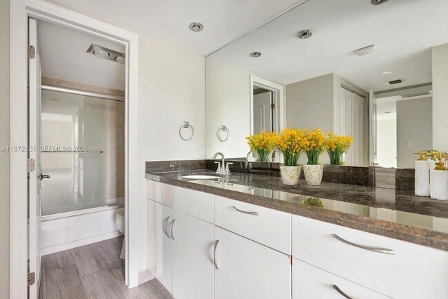 Building Photo - 20100 W Country Club Dr