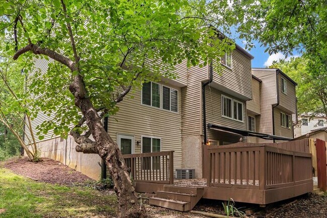 Building Photo - Beautifully Renovated Townhome For Rent In...