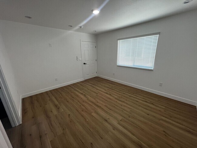 Building Photo - ANDERSON 14101 1/2