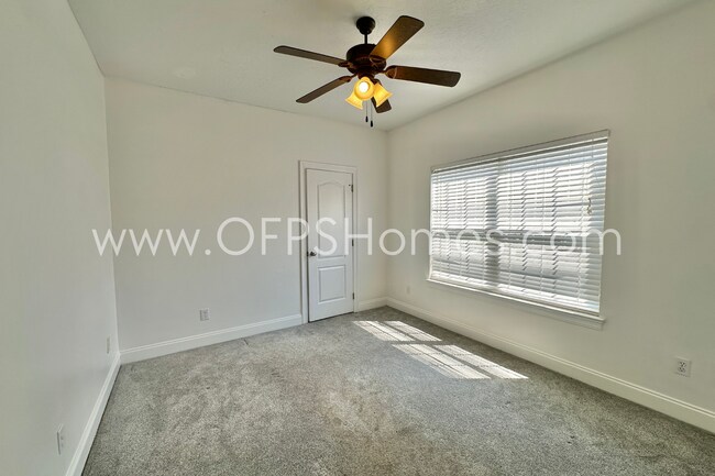 Building Photo - Gated South Crestview Community!