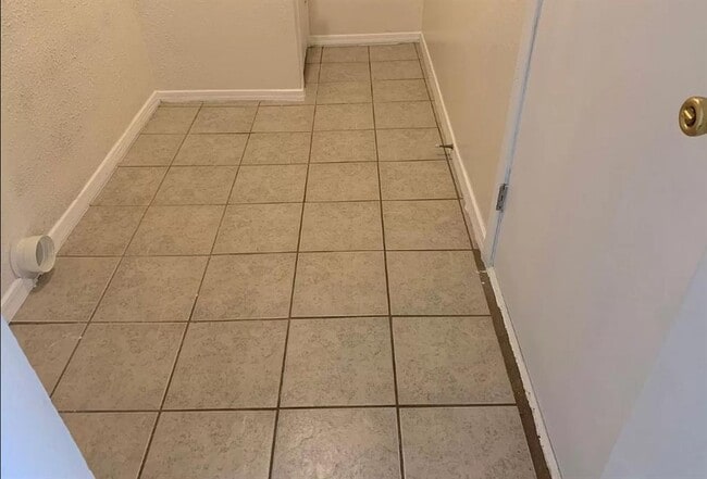 Building Photo - 321 Redstone Ct