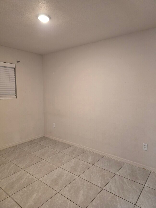 Building Photo - 4329 W Daisy St