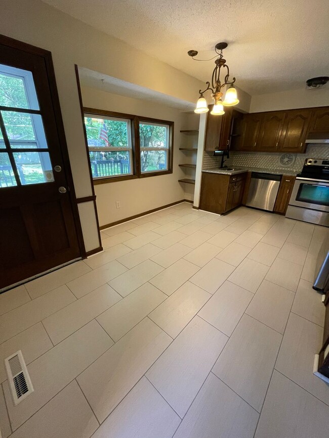 Building Photo - 6 Bed 2.5 Bath 2 Car Garage