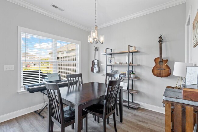 Building Photo - 631 NE Bellingham Dr