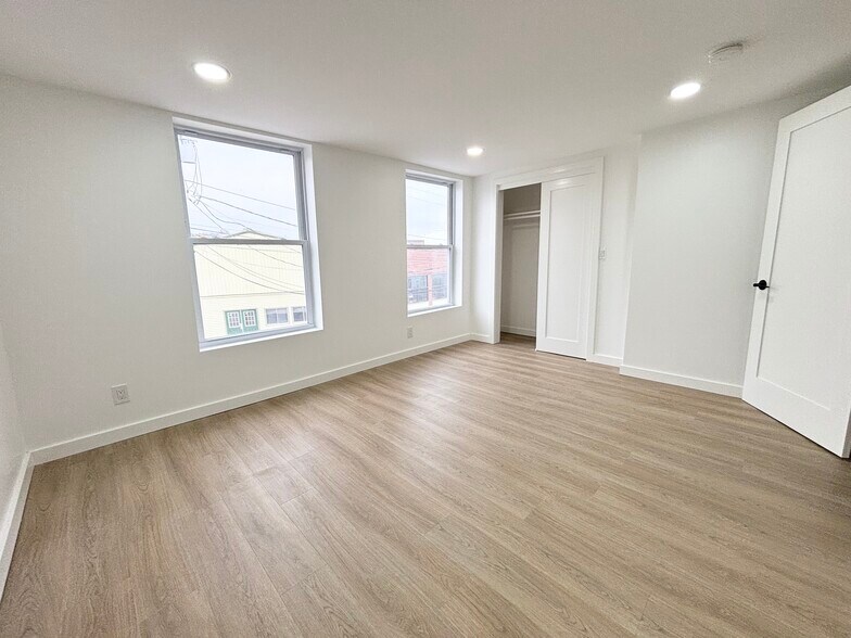 Building Photo - 165 W Main St