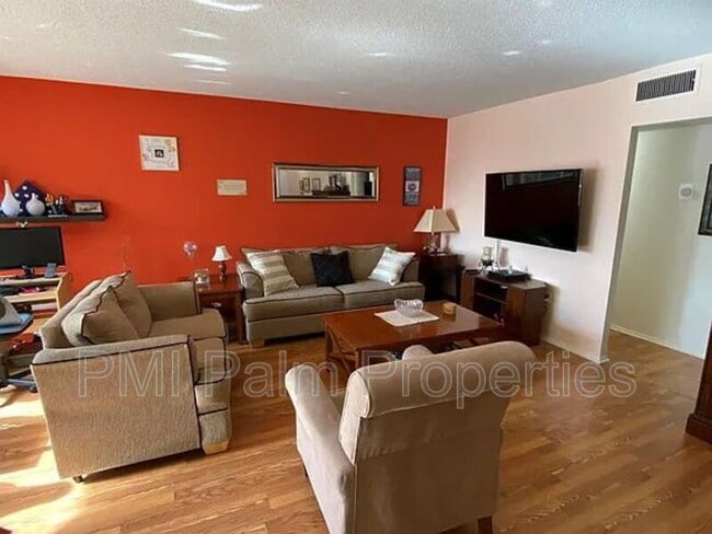 Building Photo - 7 Greenway Village N