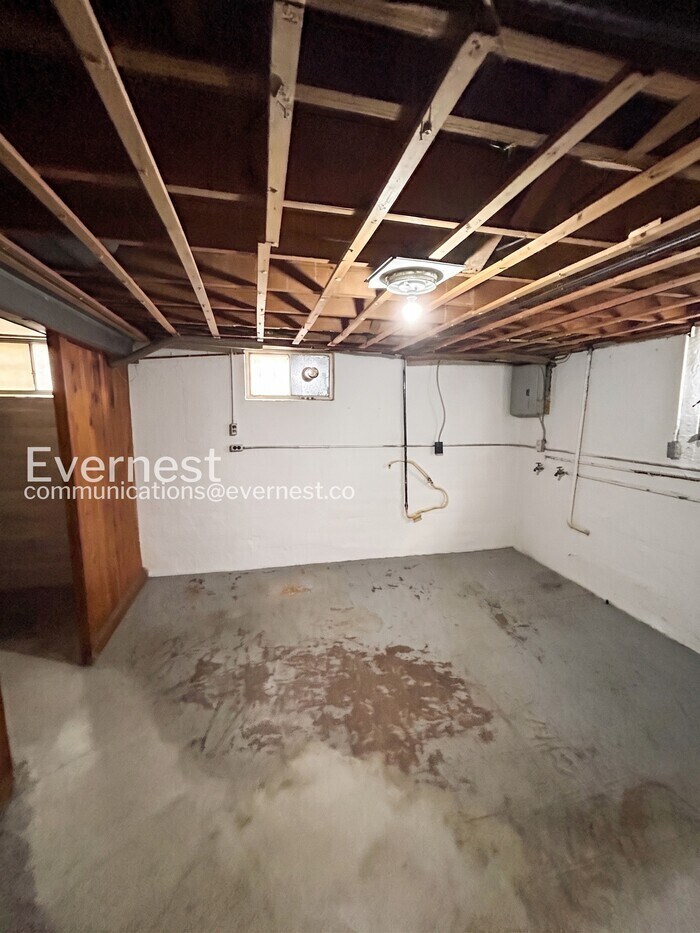 Building Photo - 5546 Floy Ave