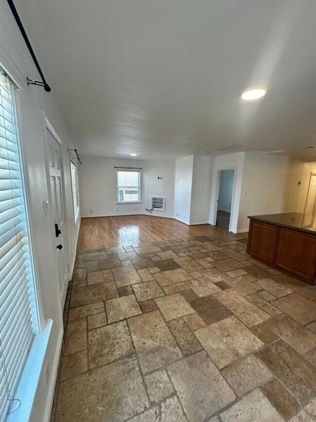 Building Photo - 436 S Seaward Ave