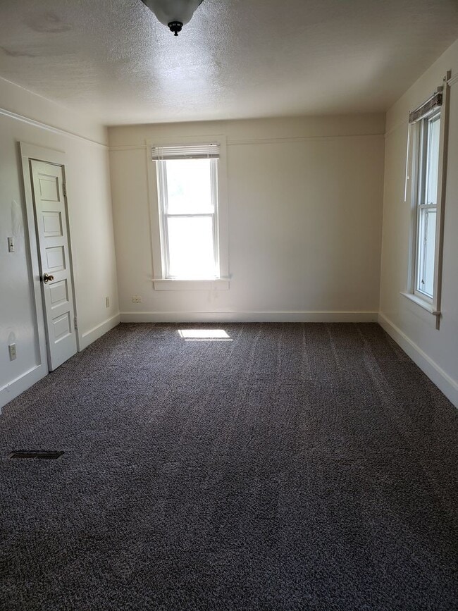 Building Photo - 3 BR Near Fort Wayne Zoo