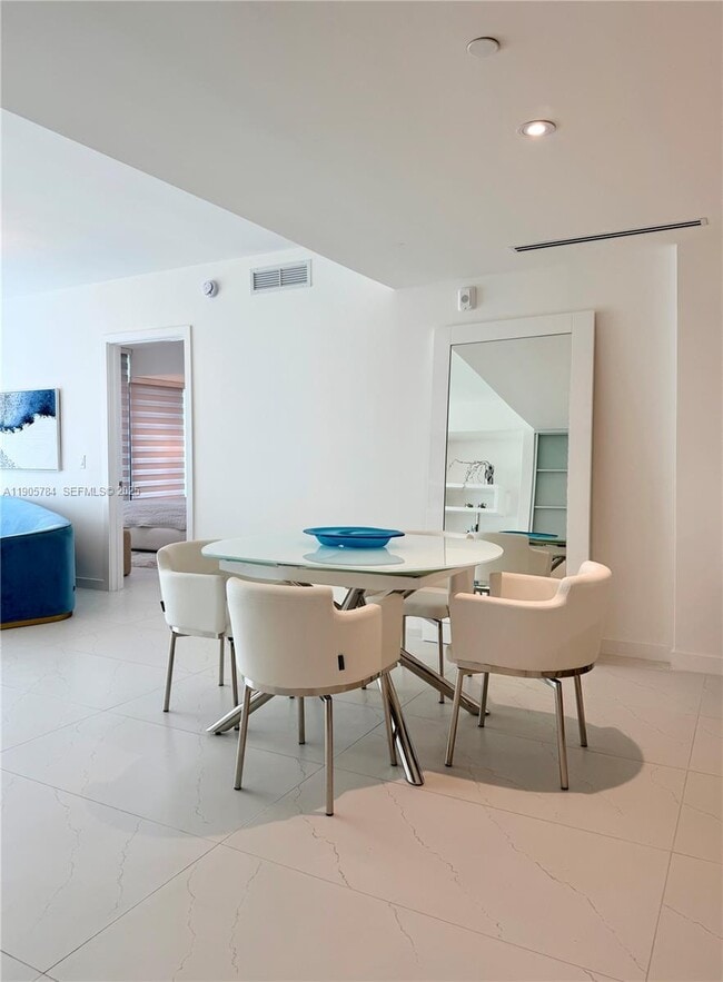 Building Photo - 9901 E Bay Harbor Dr