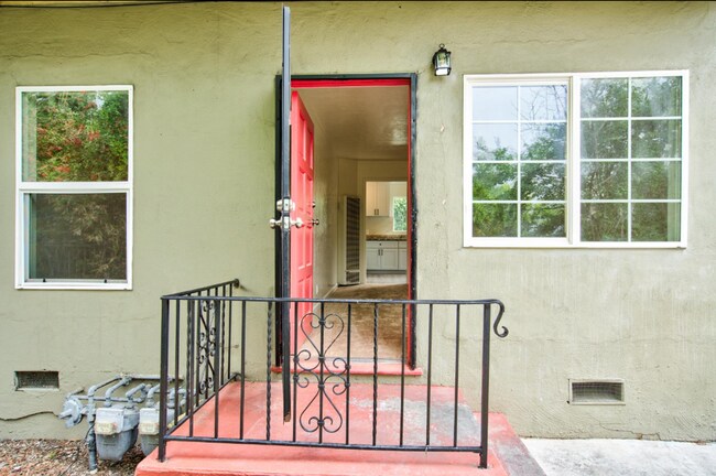 Building Photo - Newly Updated Oakland 3-Bed: Off-Street Pa...