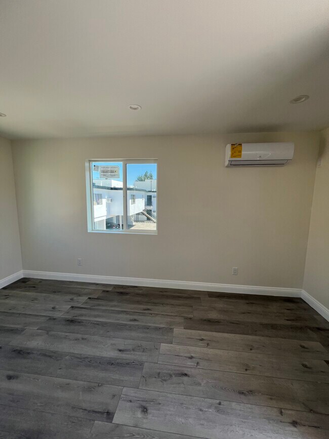 Building Photo - 14826 Vanowen St