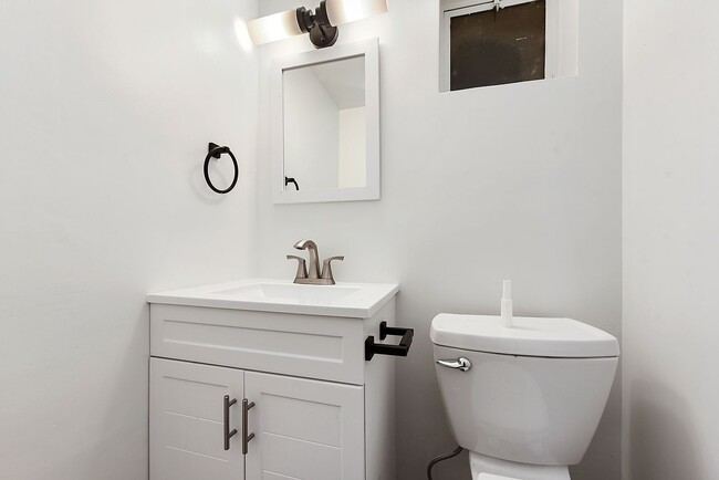 Building Photo - Remodeled 2 bedroom with backyard