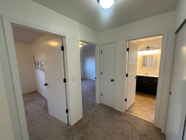 Building Photo - Charming 3-Bedroom Home in Autumn Hill – A...