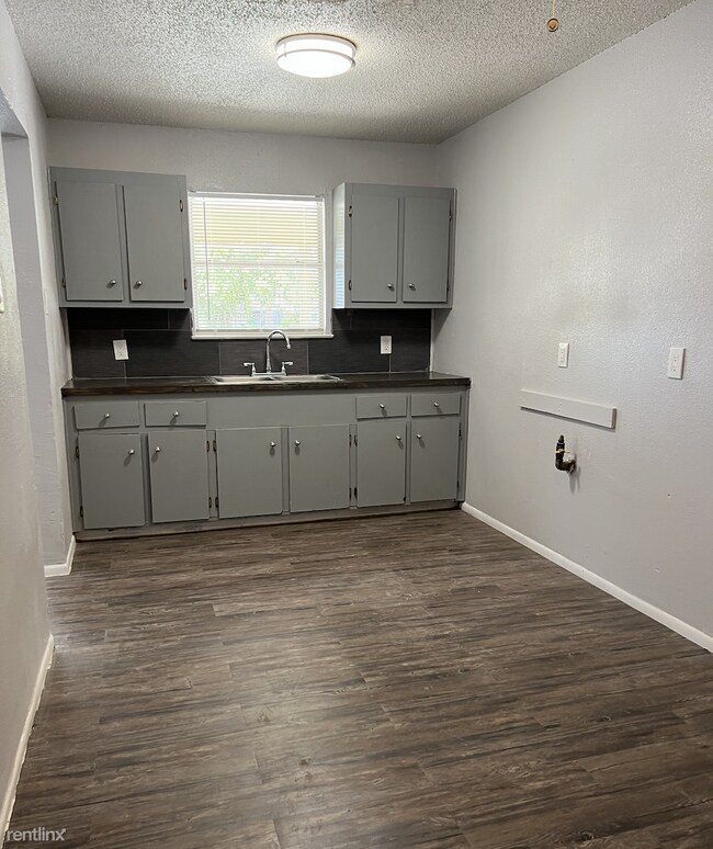 Building Photo - 2 br, 1 bath Duplex - 2510 Seminole St Dup...