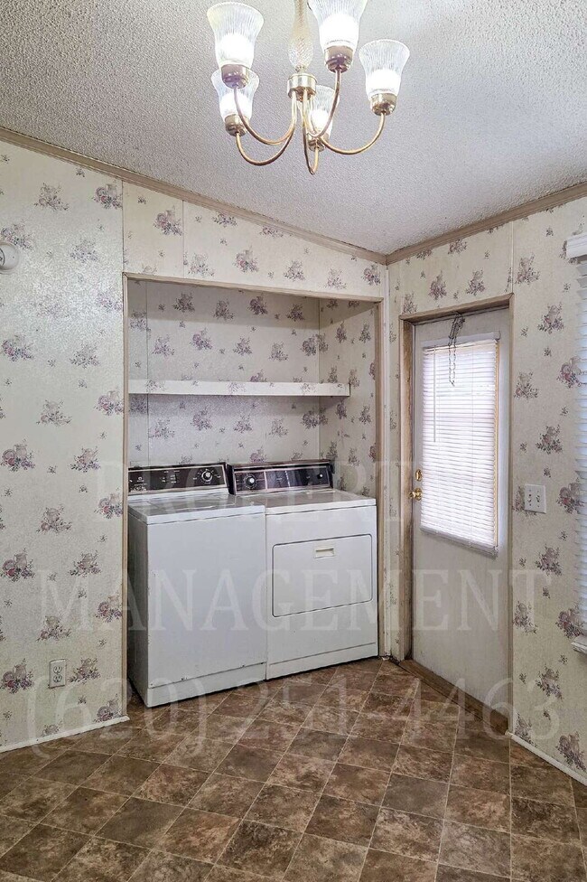 Building Photo - 3 Bedroom 2 Bath