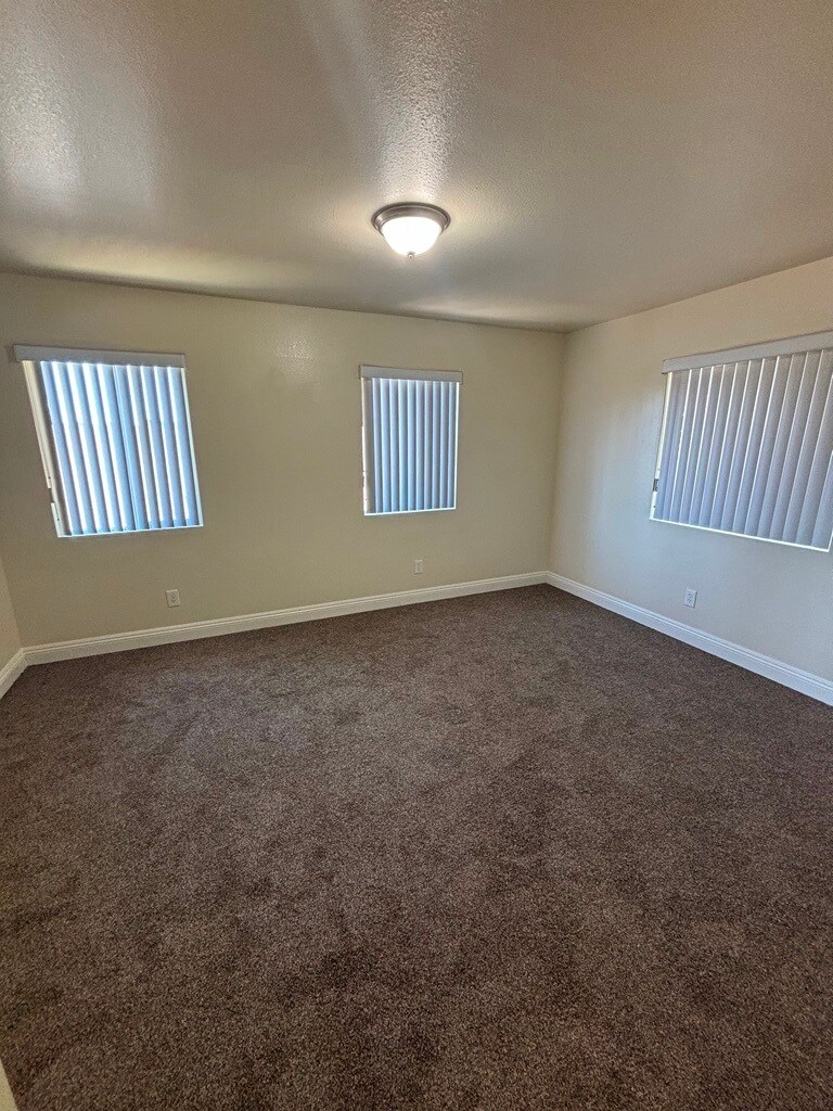 Building Photo - 834 1/2 E 77th St