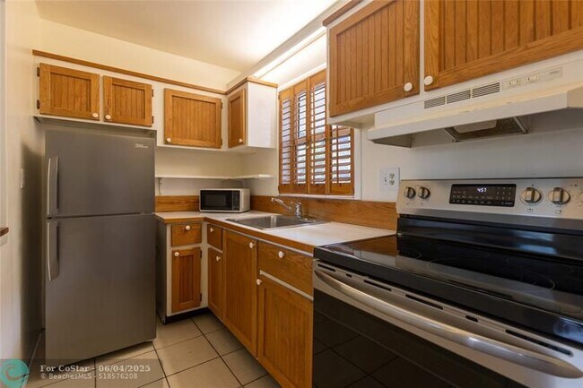 Building Photo - 1001 SE 16th St