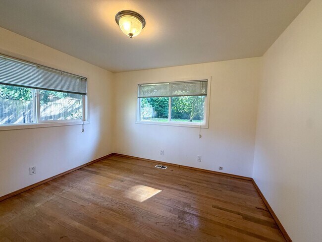 Building Photo - 3bd/1.5ba Edmonds Home