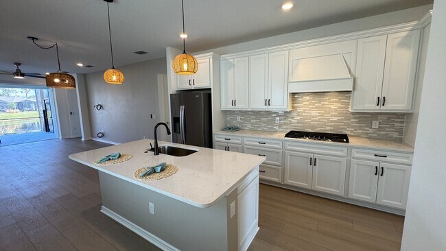 Building Photo - Unfurnished Annual Rental Available Now