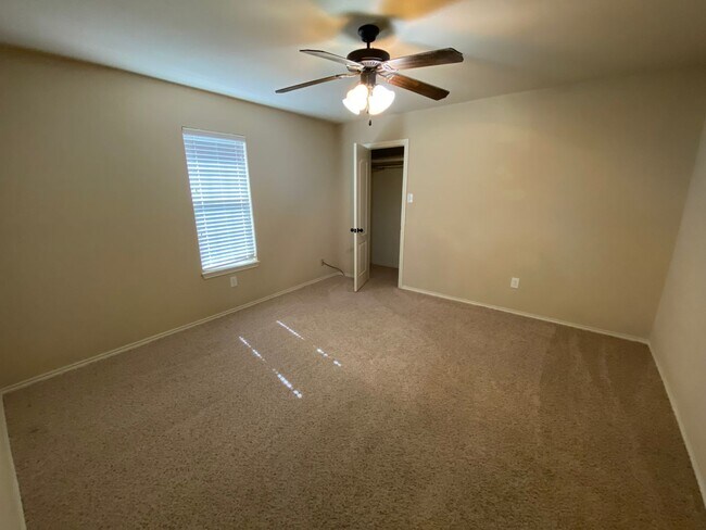 Building Photo - 3/2/2 - South of Loop 289, off of 89th & A...