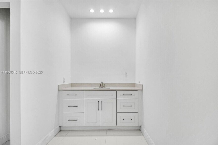 Building Photo - 425 SW 129th Ave