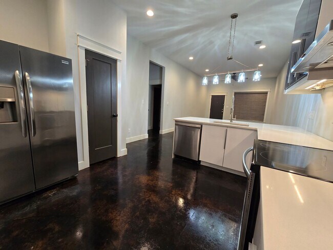 Building Photo - 305 S Pine St