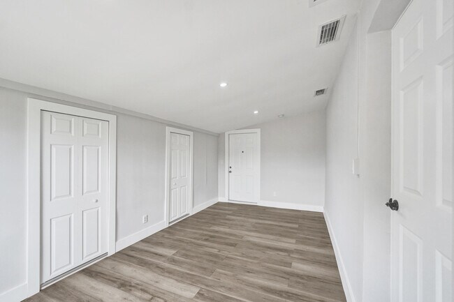 Building Photo - 5601 SW 36th Ct