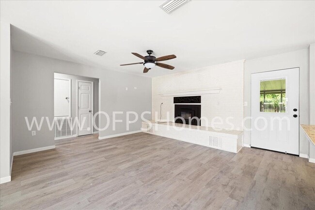 Building Photo - 1112 Coral Dr