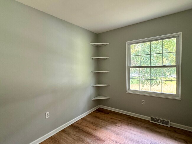 Building Photo - 114 Ingersoll Rd