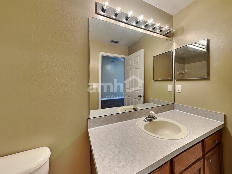 Building Photo - 4018 Coralbrooke Grv
