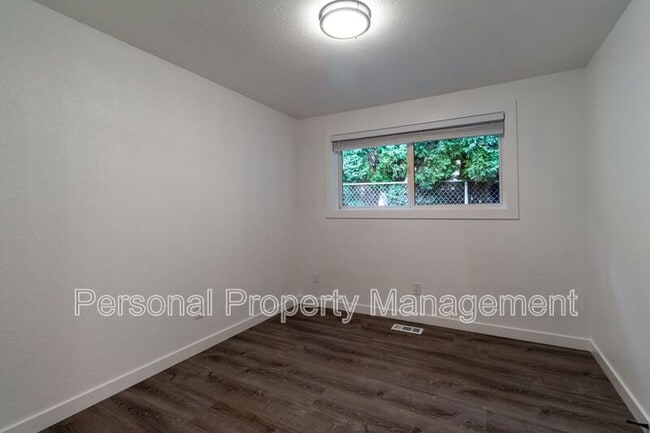 Building Photo - 4325 E 17th St