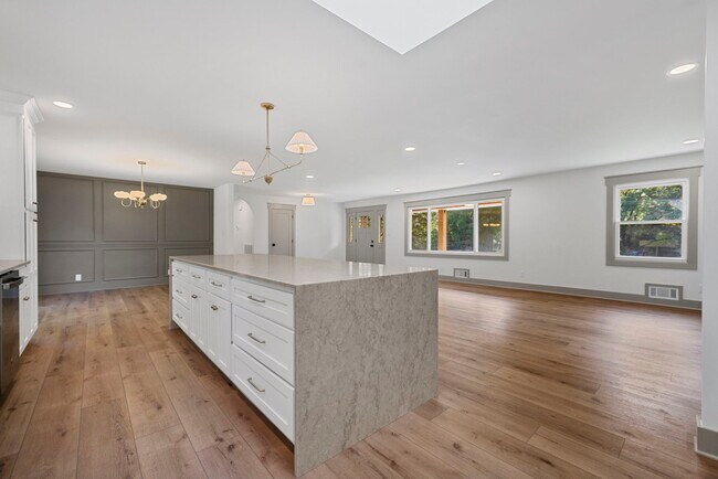 Building Photo - 460 Hilltop Trail