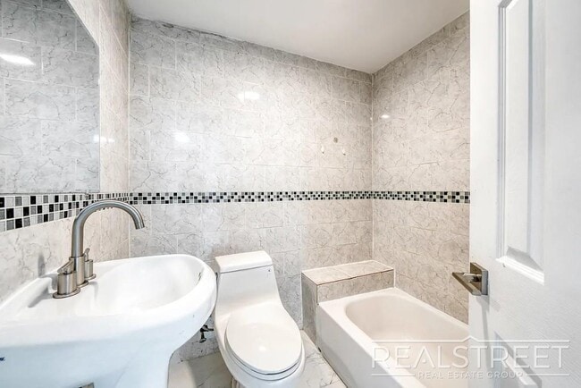 Building Photo - Massive 4BD/4BA Duplex with Office & Priva...