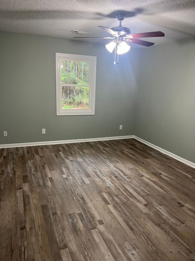 Building Photo - 9 Oakcrest Trail NE