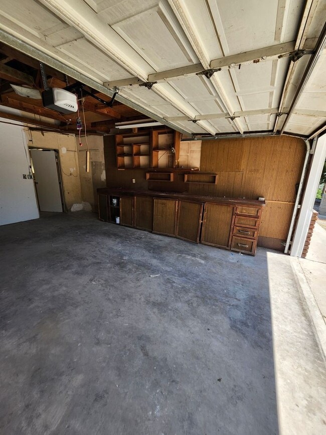 Building Photo - Newly Renovated! Spacious 4-Bed, 2-Bath Ho...